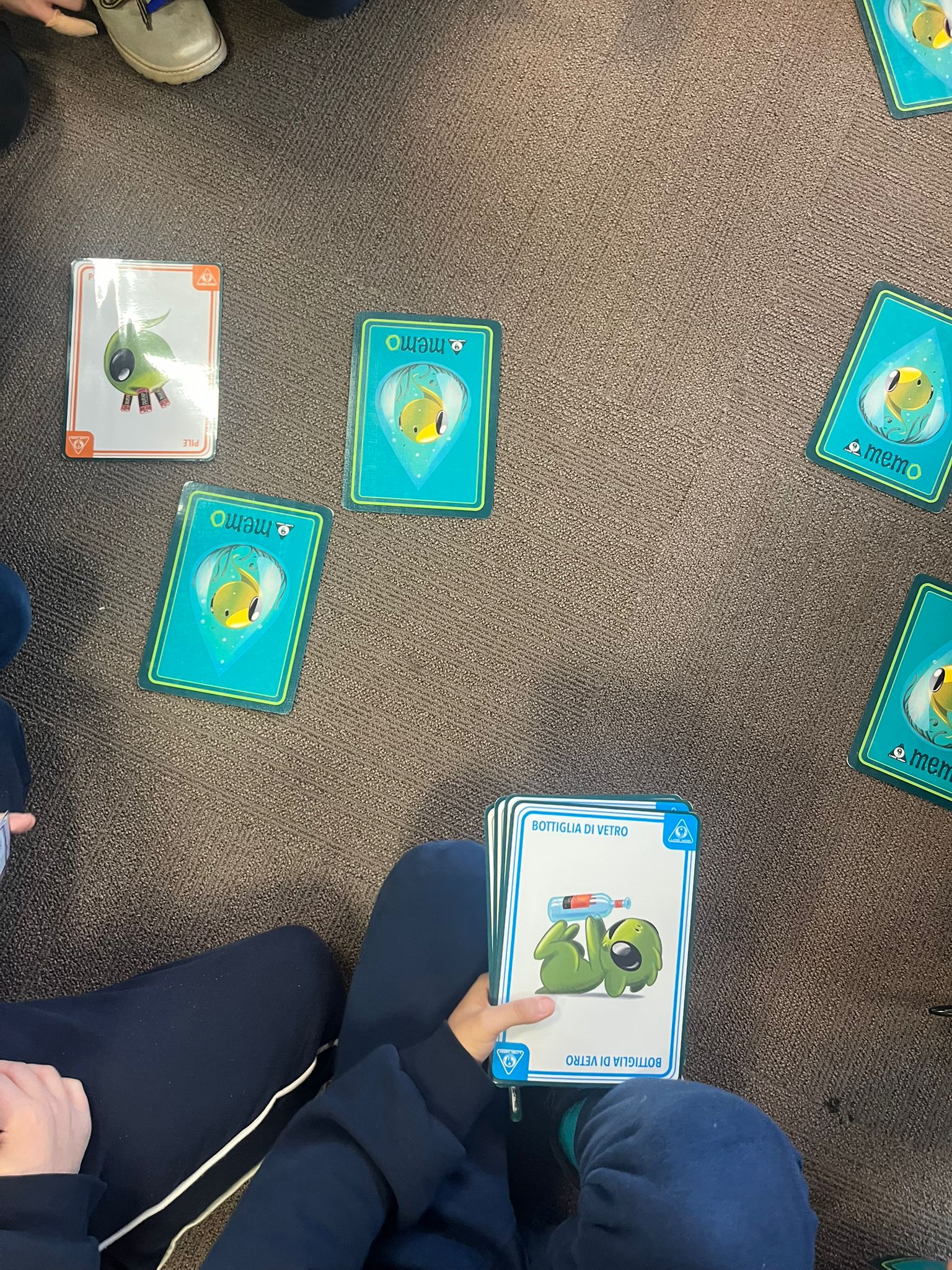 Carte del gioco Memo sul pavimento dell’aula