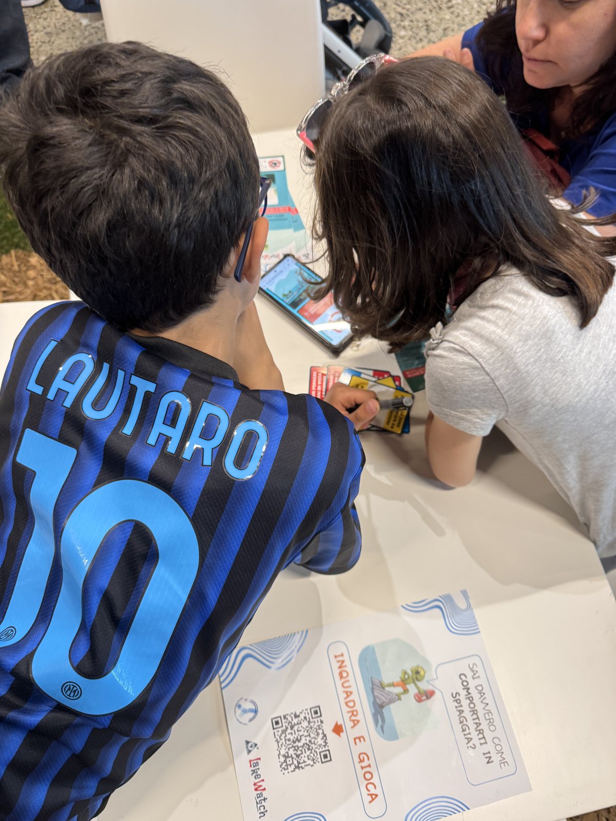 Bambini giocano al quiz digitale di Emmsì sul tablet ad Agrinatura 2026