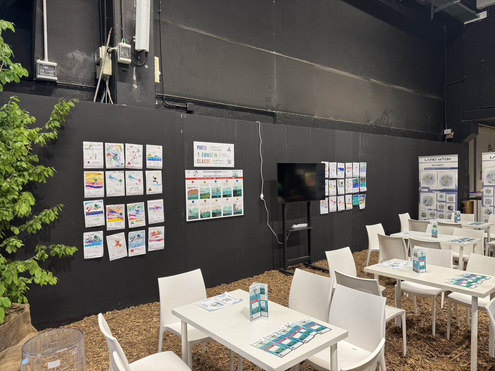 I disegni colorati dai bambini appesi alla parete dello stand di Agrinatura 2026