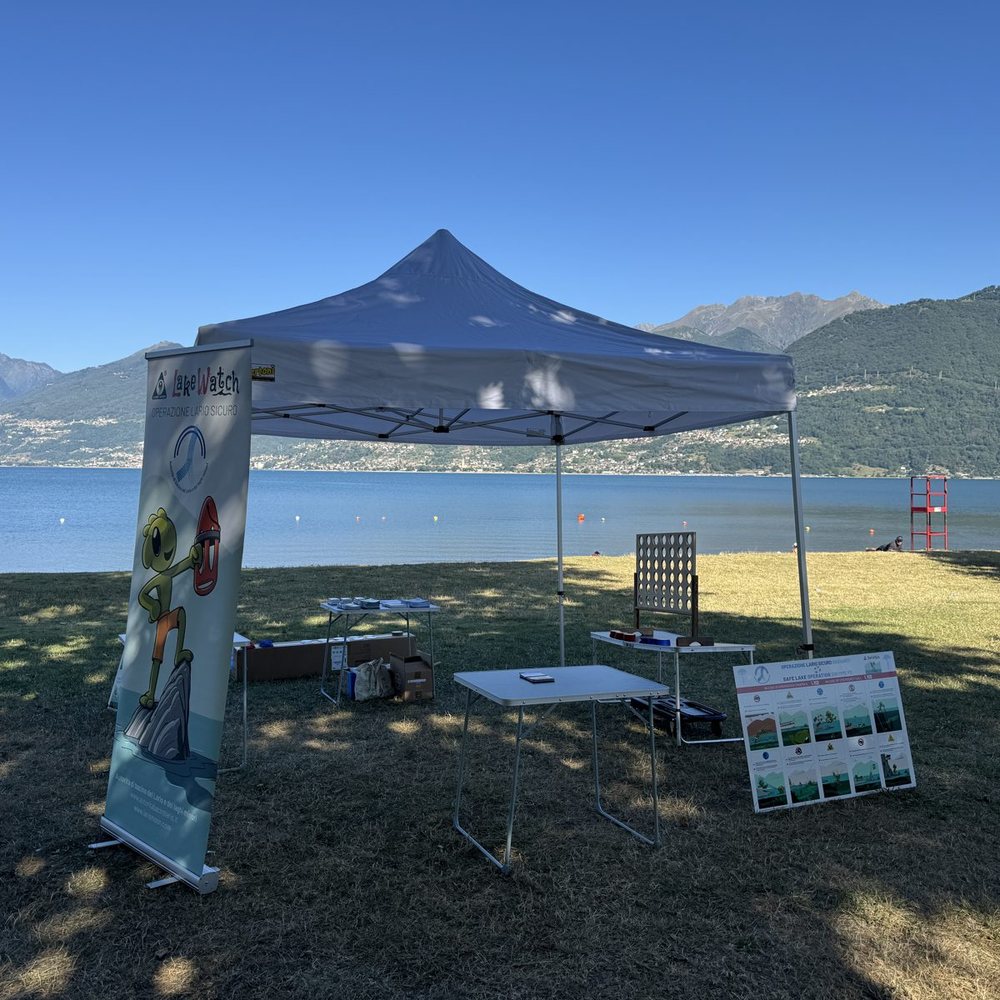 Il gazebo di Operazione Lario Sicuro sulla spiaggia di Colico