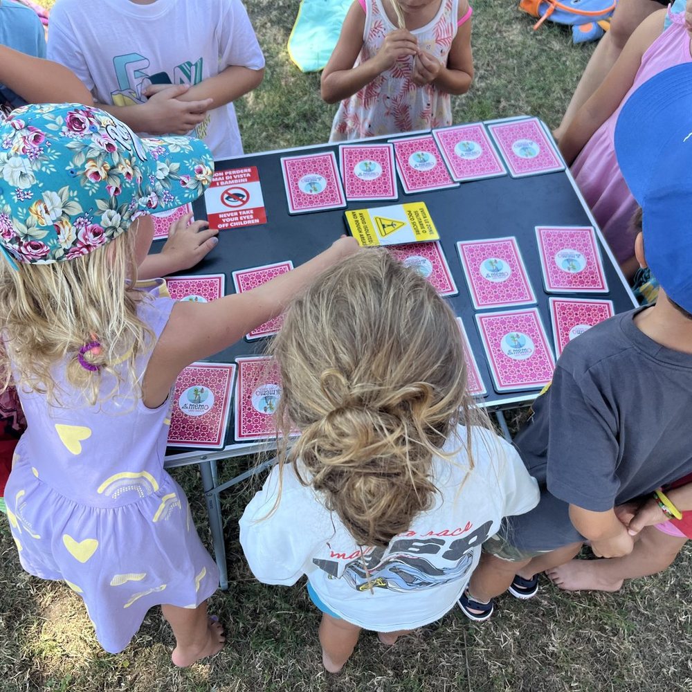 Bambini giocano al Lake Watch Memo a Domaso
