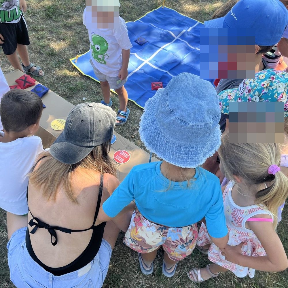 Bambini al Tris di Emmsì sulla spiaggia di Domaso