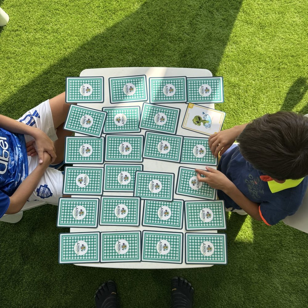 Bambini giocano con le carte di Emmsì alla Como Cup
