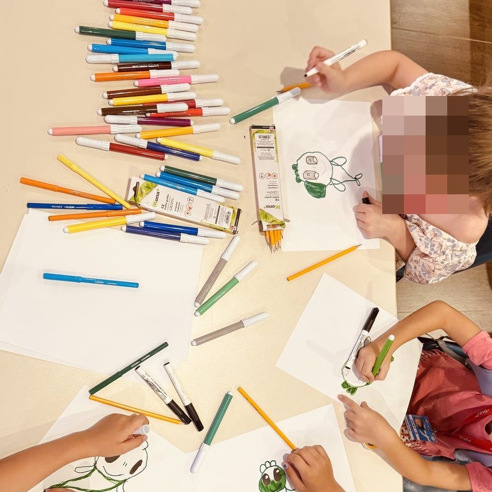 Bambini disegnano Emmsì durante il laboratorio a Giffoni