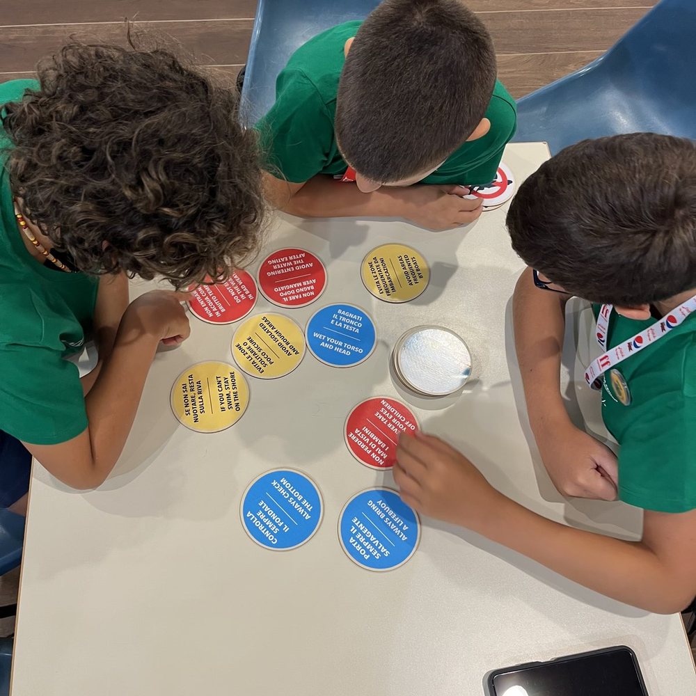Bambini giocano con i dischetti di Emmsì a Giffoni