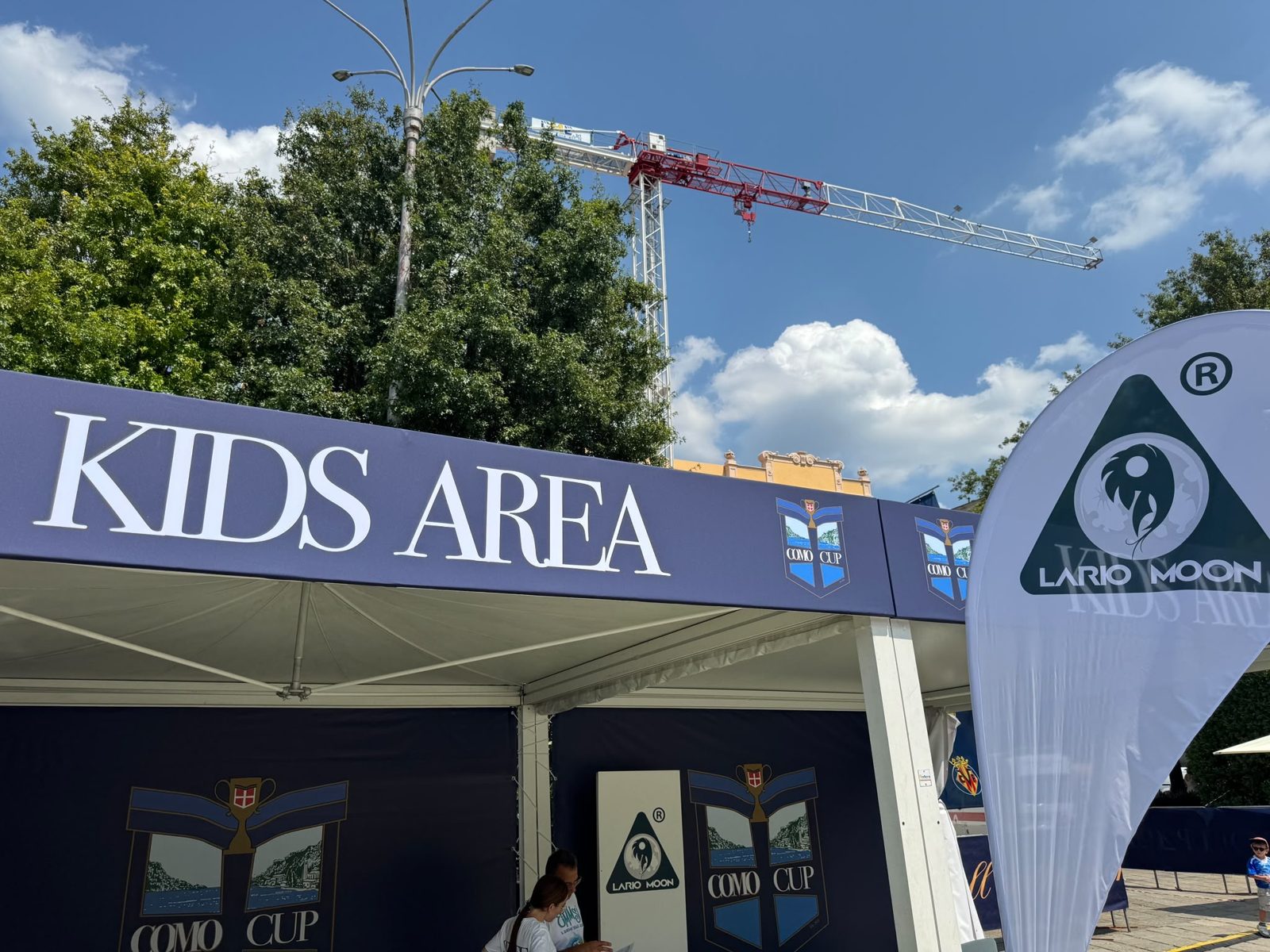 Kids Area della Como Cup 2026 con la bandiera Lario Moon