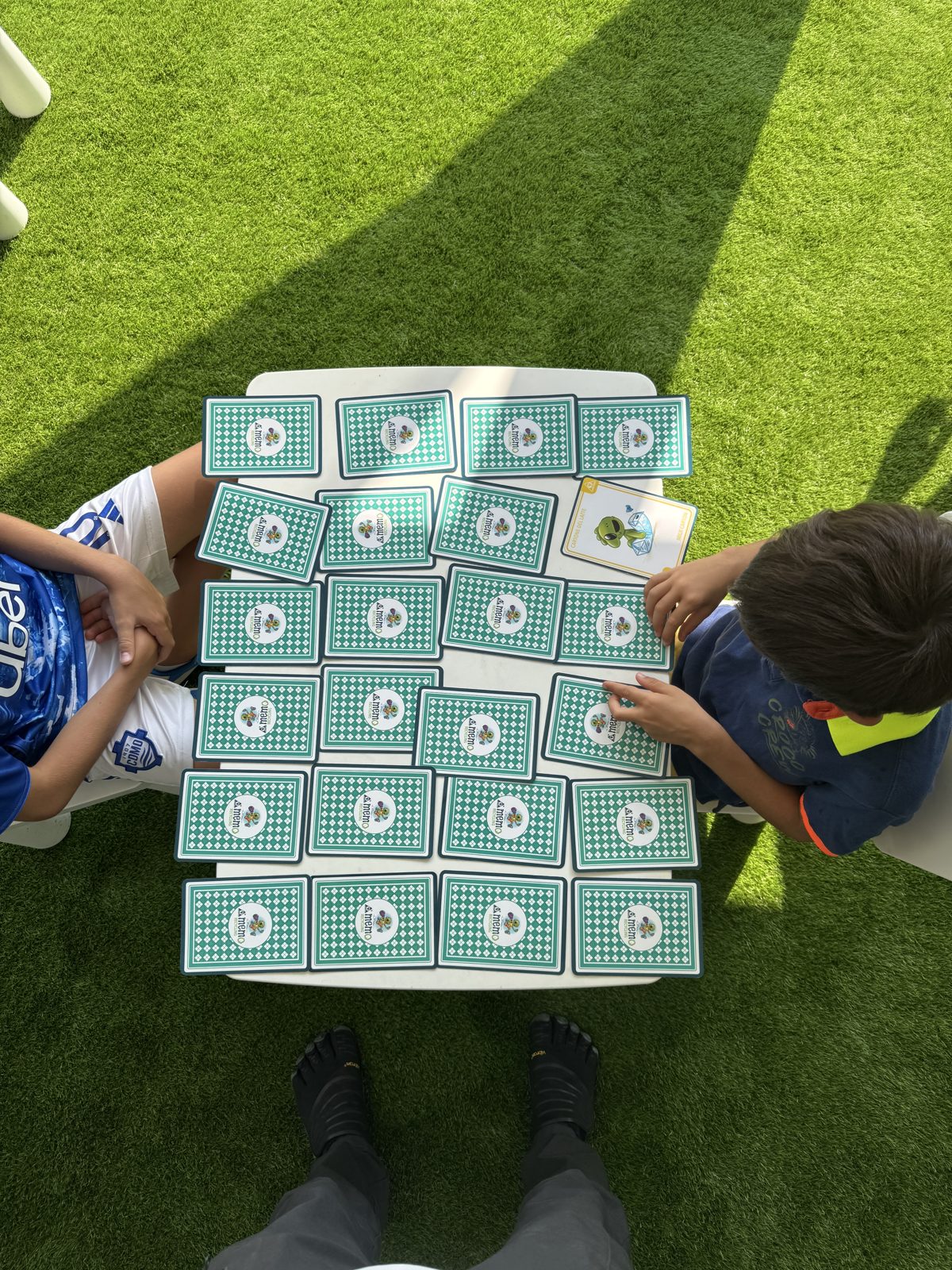 Bambini giocano con le carte di Emmsì alla Como Cup 2026