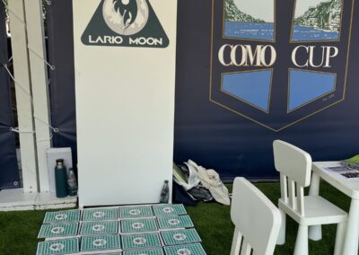 Carte del Memo di Emmsì sul tavolo del laboratorio alla Como Cup 2026