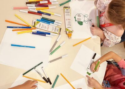 Bambini che disegnano Emmsì durante il laboratorio