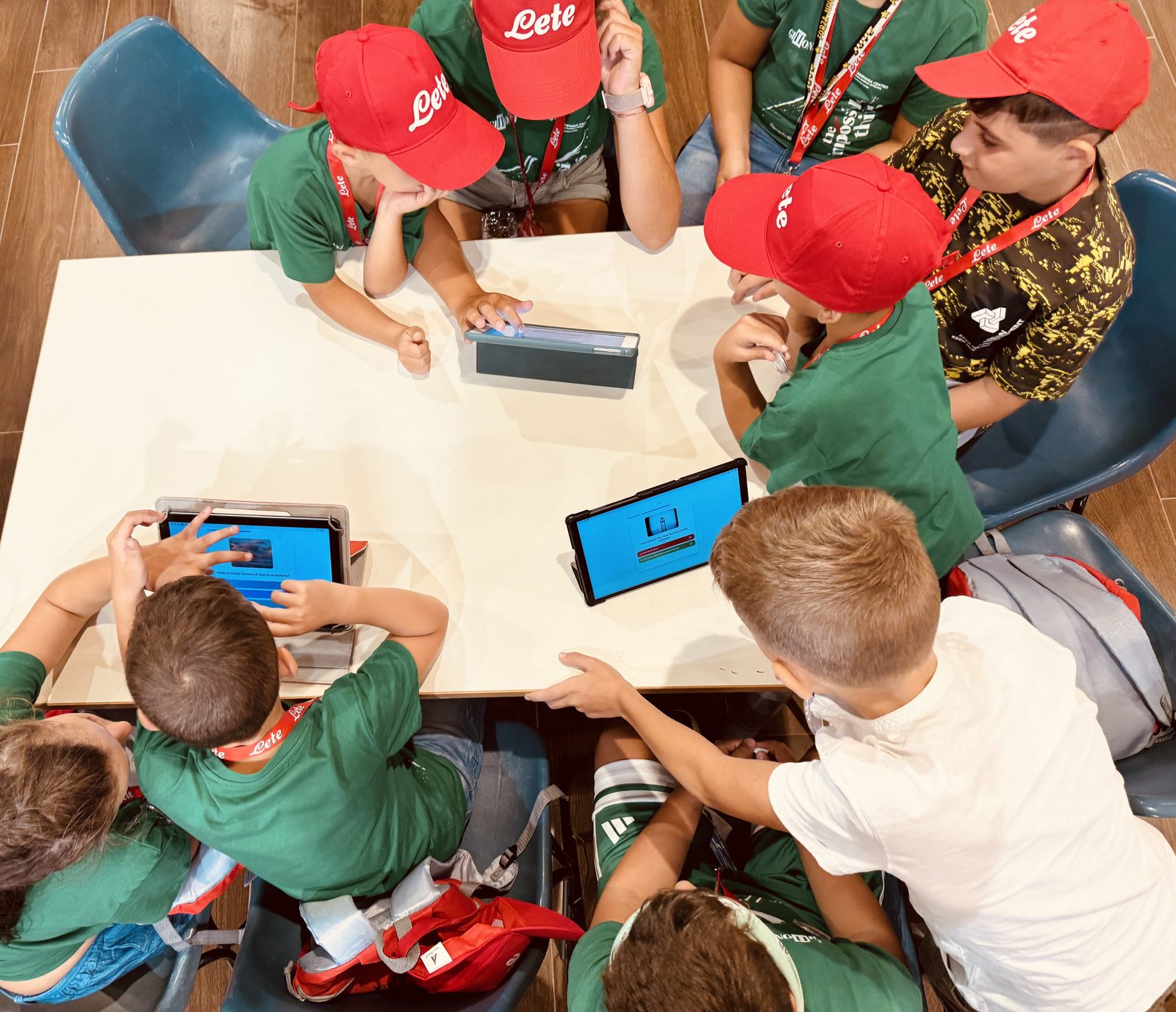 Ragazzi al quiz digitale di Emmsì sui tablet