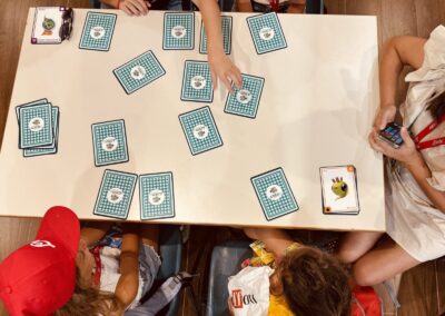 Ragazzi giocano con gli EduGames di Emmsì