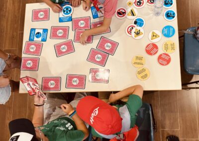 Carte degli EduGames di Emmsì sul tavolo del laboratorio