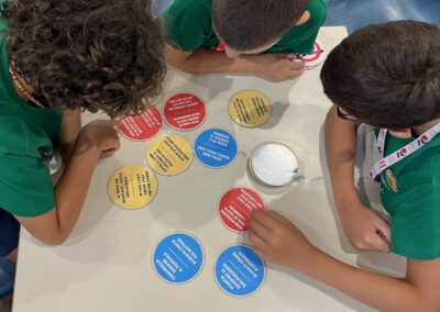 Ragazzi giocano con le carte degli EduGames di Emmsì