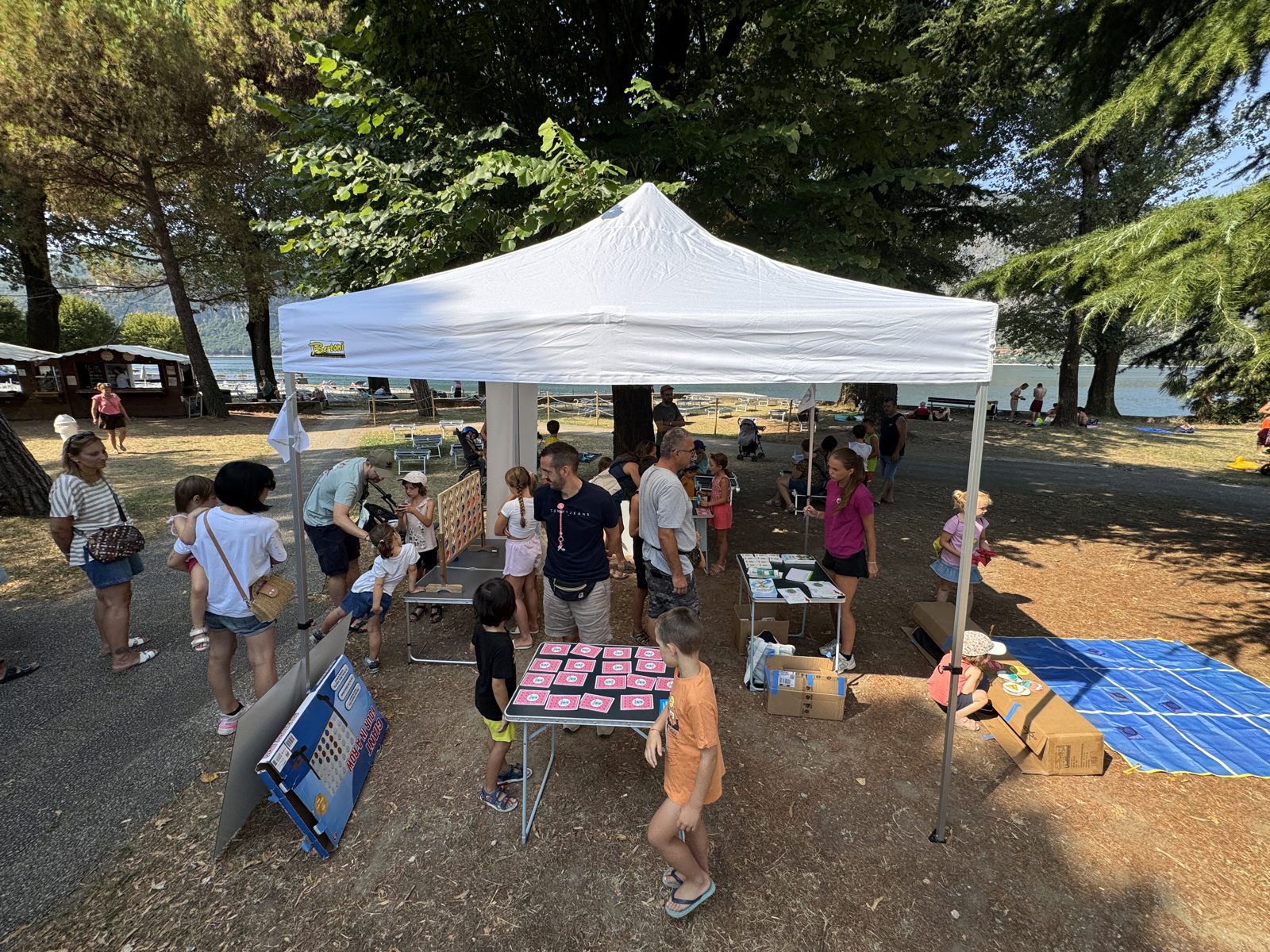 Il gazebo di Operazione Lario Sicuro sulla spiaggia di Mandello del Lario