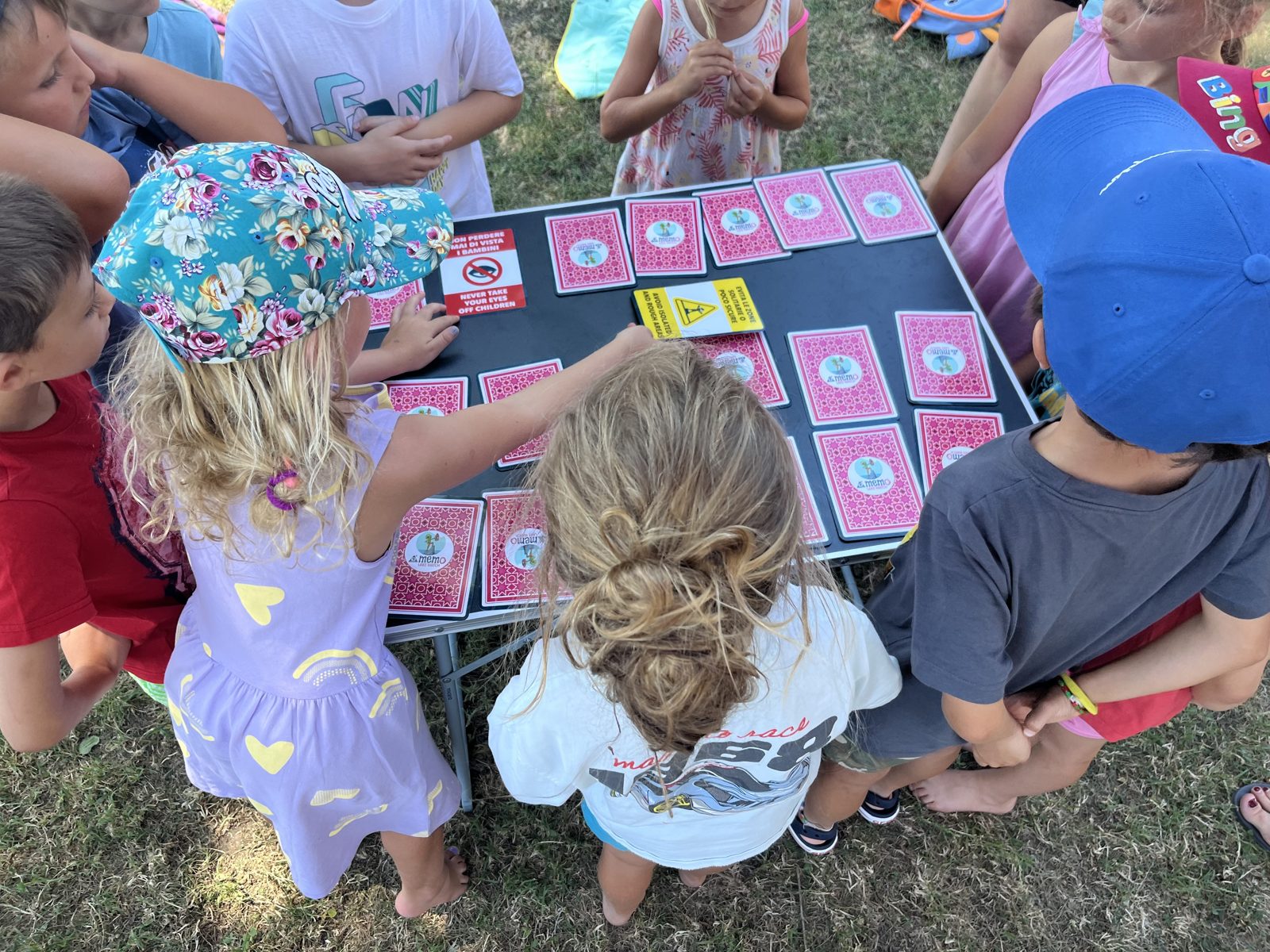 Bambini giocano a Lake Watch Memo a Domaso