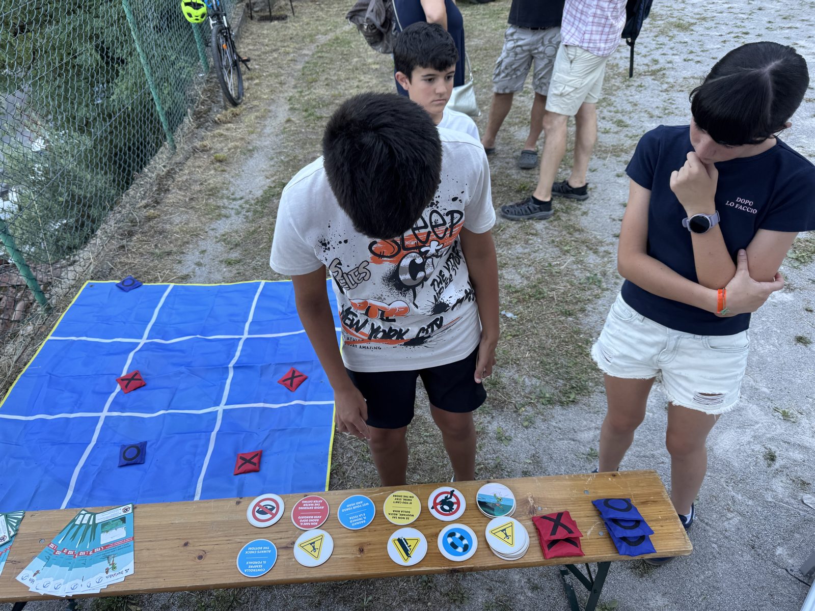 Bambini giocano al Tris di Emmsì a Oliveto Lario