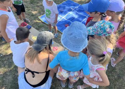 Bambini al Tris di Emmsì sulla spiaggia di Domaso