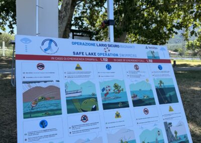 Il cartello di Operazione Lario Sicuro con le norme di sicurezza per i bagnanti
