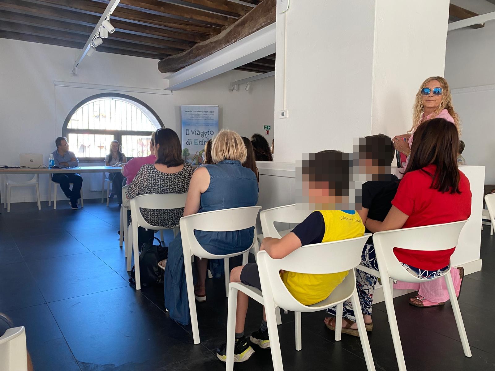 Momento della presentazione de Il viaggio di Emmsì a Valmadrera, con il pubblico in sala