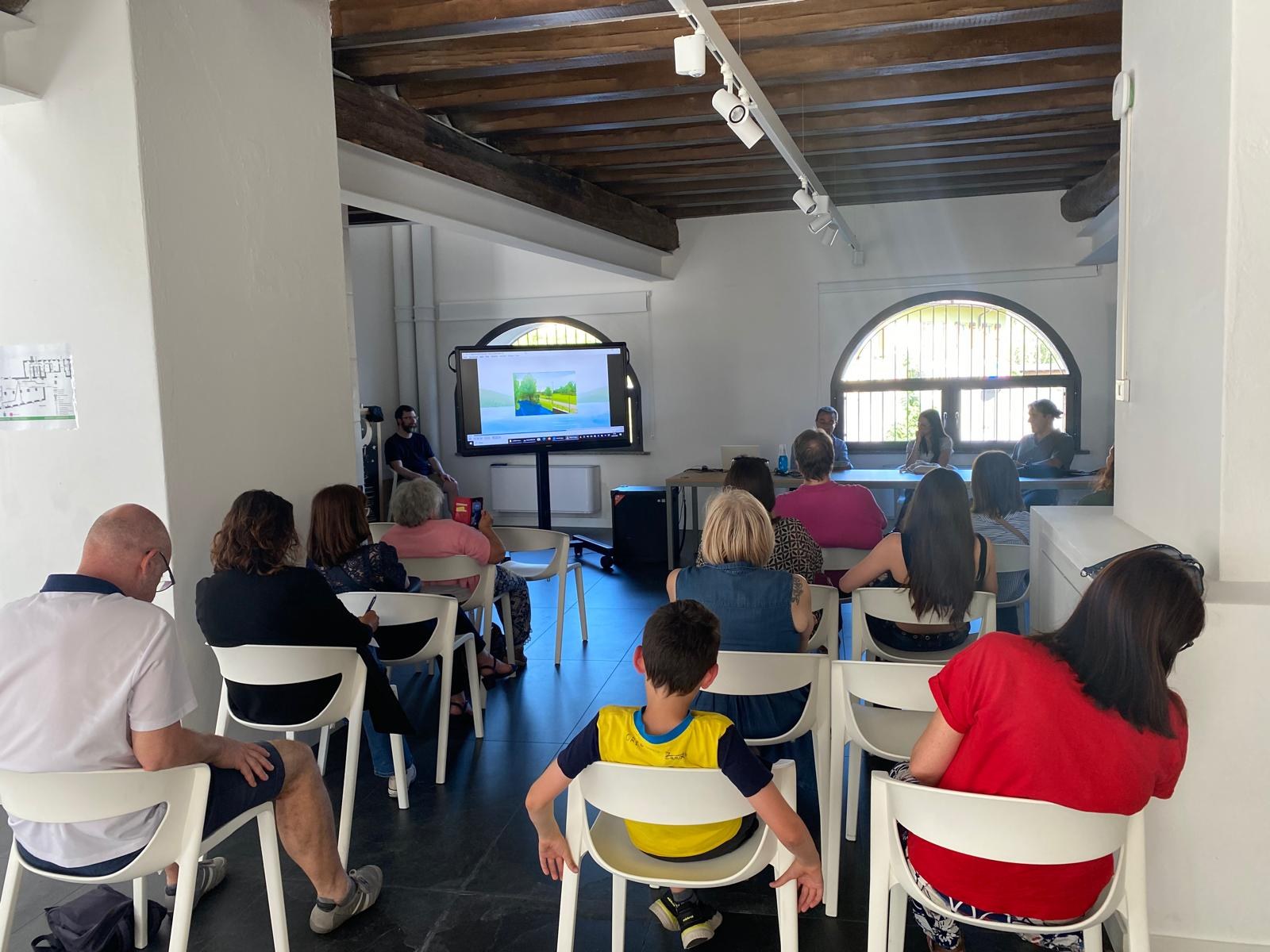 Il pubblico allo Spazio FBF di Valmadrera durante la presentazione de Il viaggio di Emmsì
