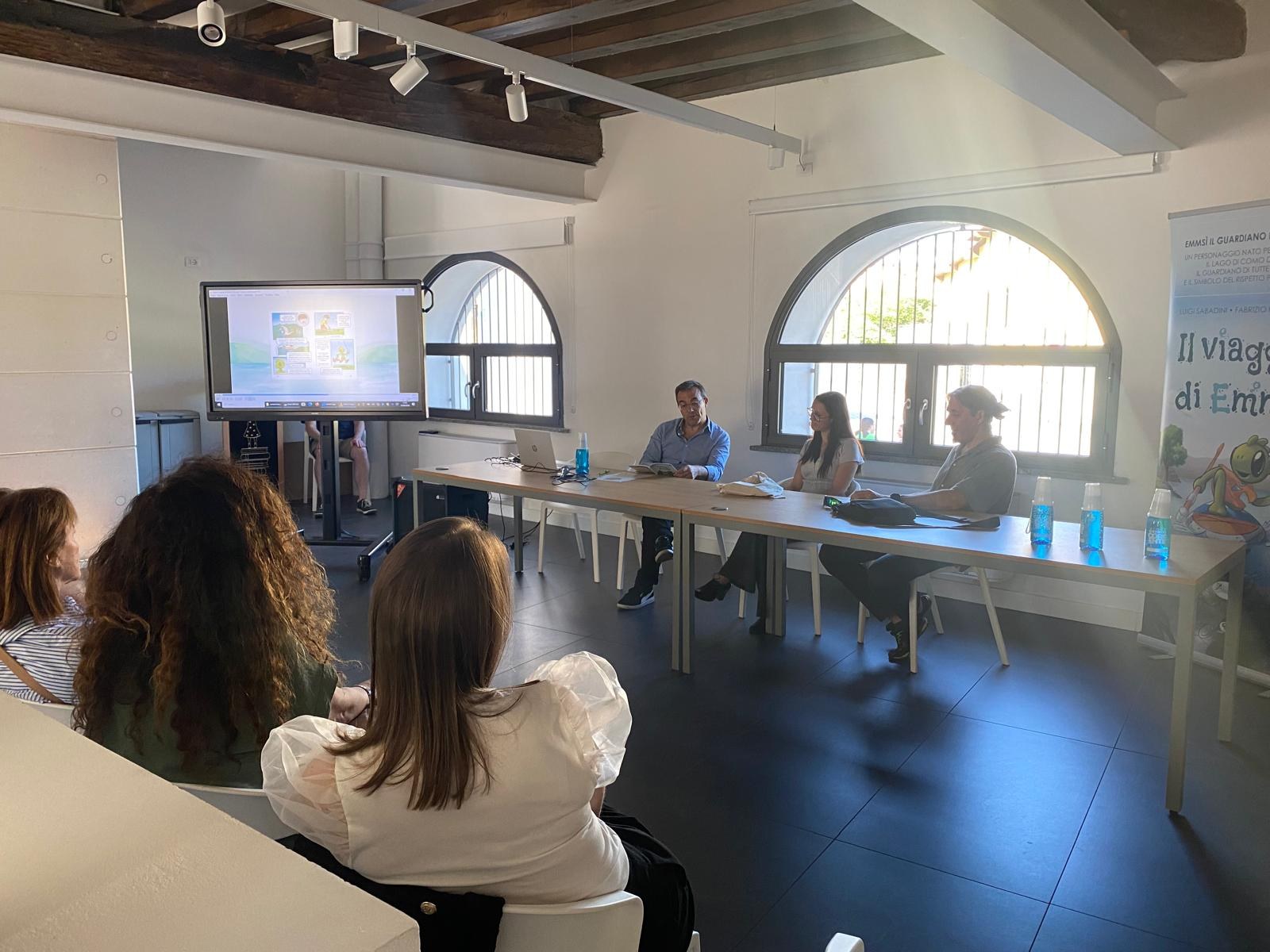 Presentazione de Il viaggio di Emmsì a Valmadrera: gli autori al tavolo con Rebecca Bazzi davanti al pubblico